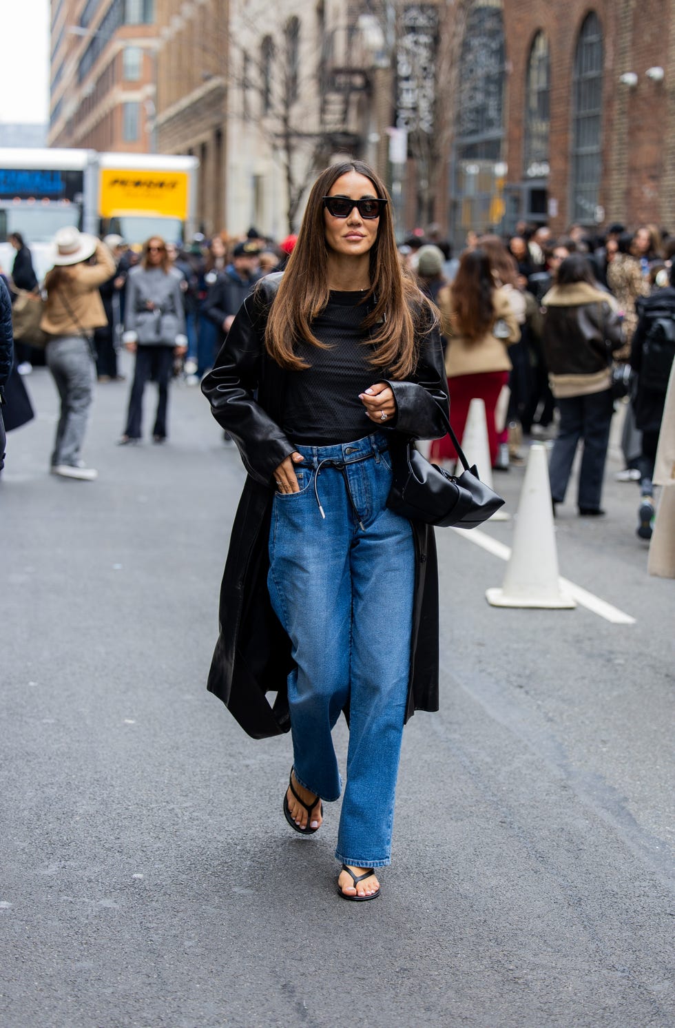 Leather Trench Coat With Blue Barrel Jeans — Classy Barrel Jeans Outfits