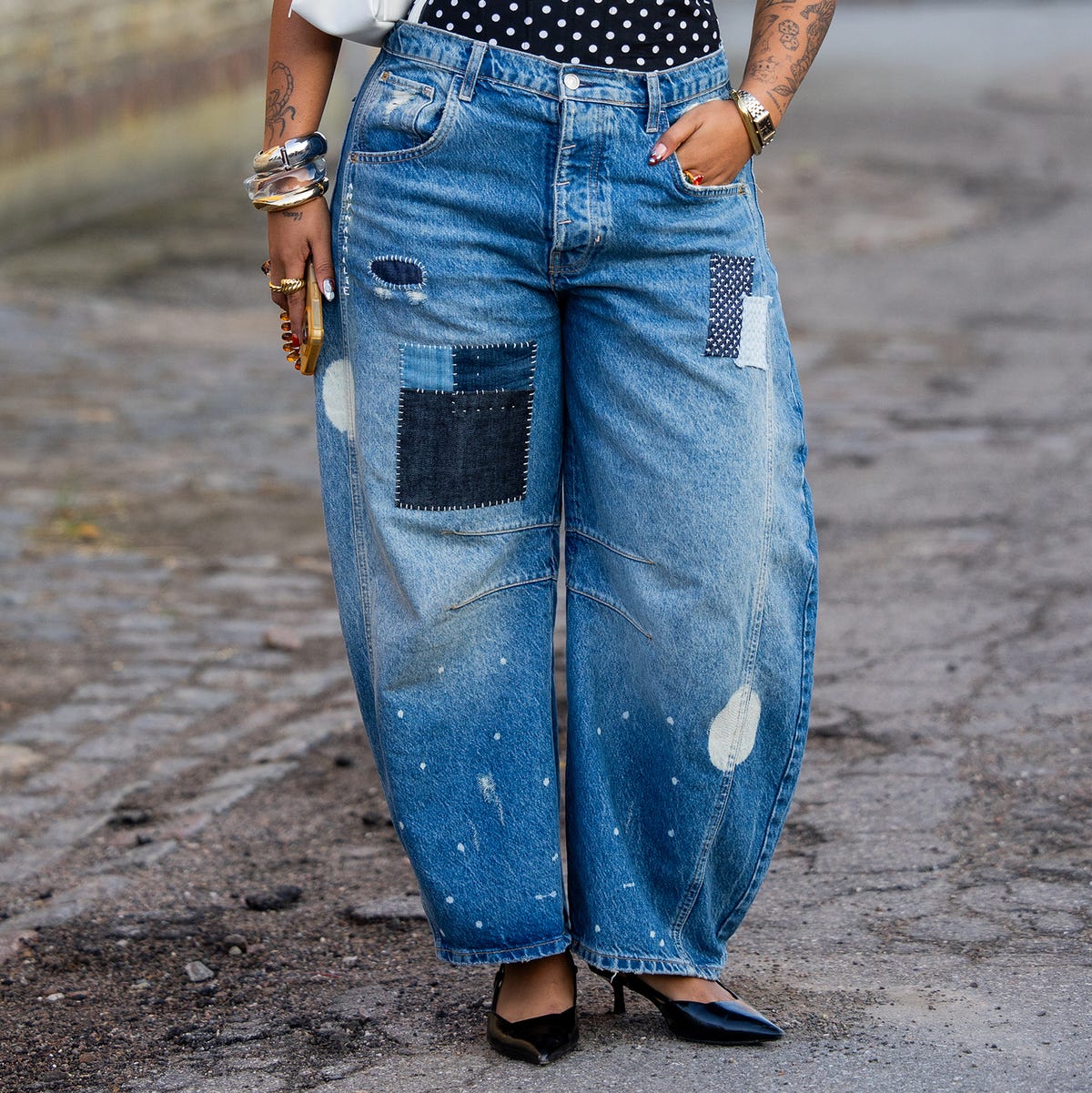 Patchwork Barrel Jeans With Polka Dot Top — Classy Barrel Jeans Outfits