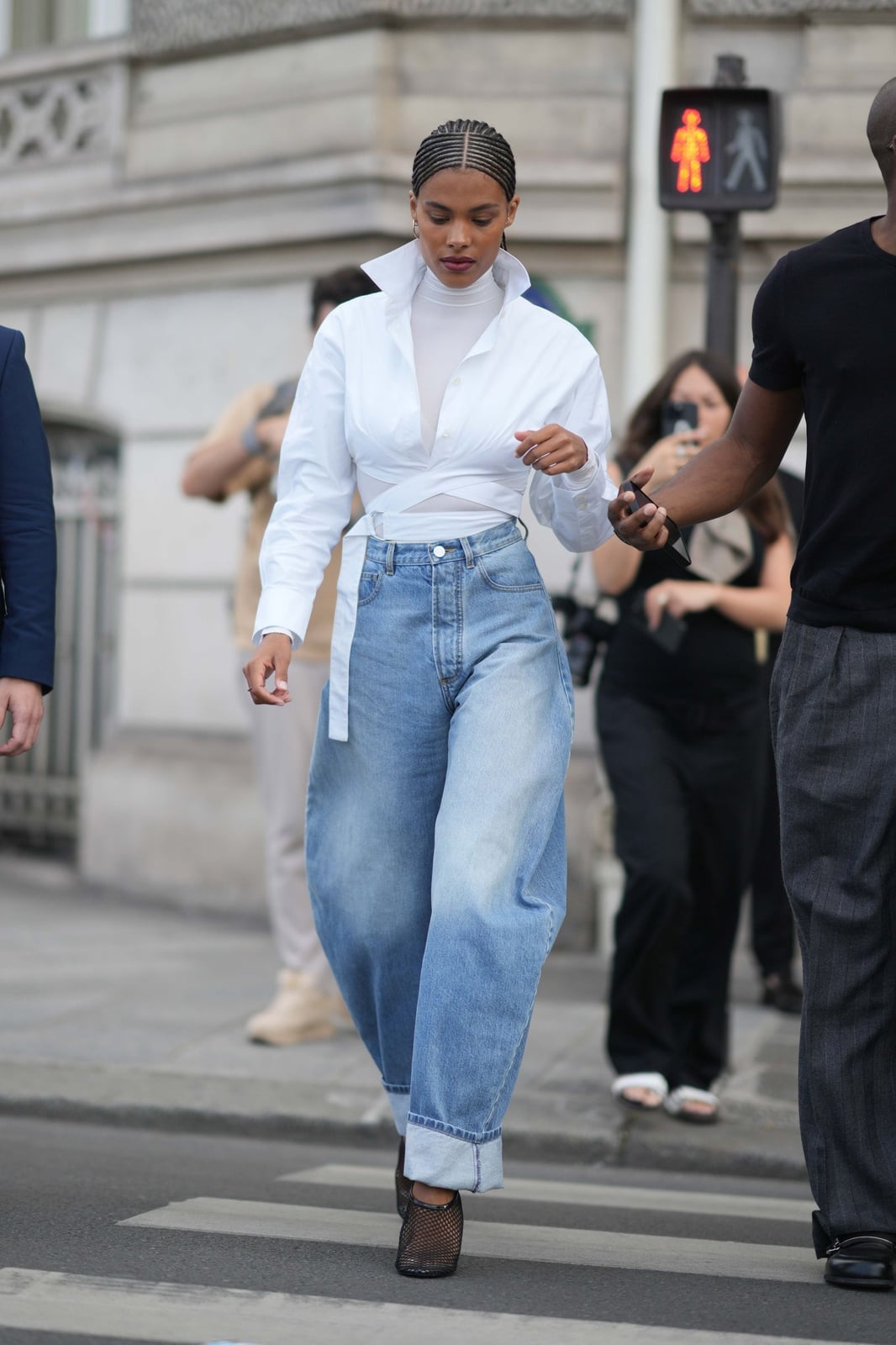 Layered White Tops With Blue Barrel Jeans — Classy Barrel Jeans Outfits