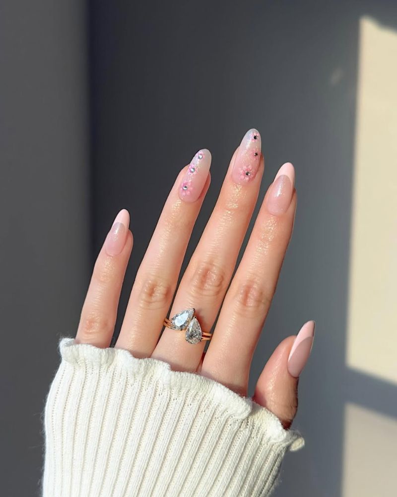 Medium Oval Nude With Gold Line And Dot Medium Oval Nude With Gold Line And Dot — Classy Basic Nails