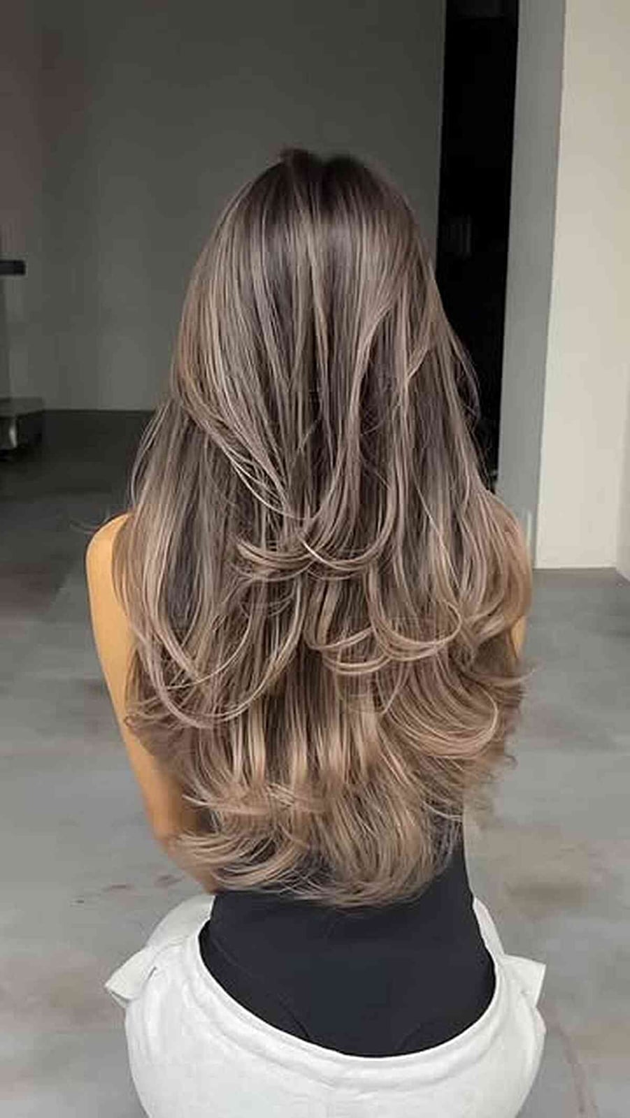 Collarbone Layers With Face-Framing Bangs Collarbone Layers With Face-Framing Bangs — Classy Beige Highlights