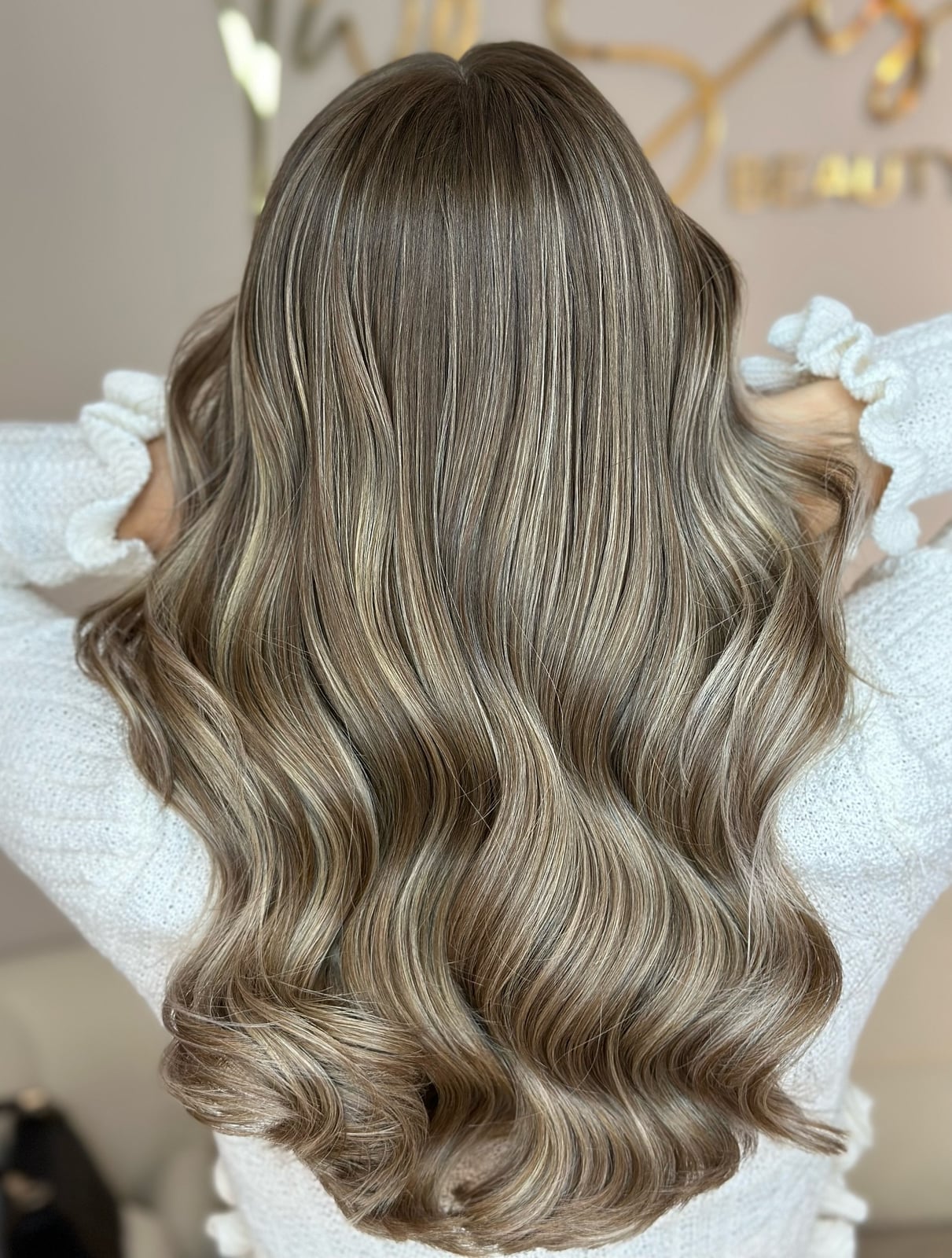 Mid-Back Uniform Beige Highlights Mid-Back Uniform Beige Highlights — Classy Beige Highlights