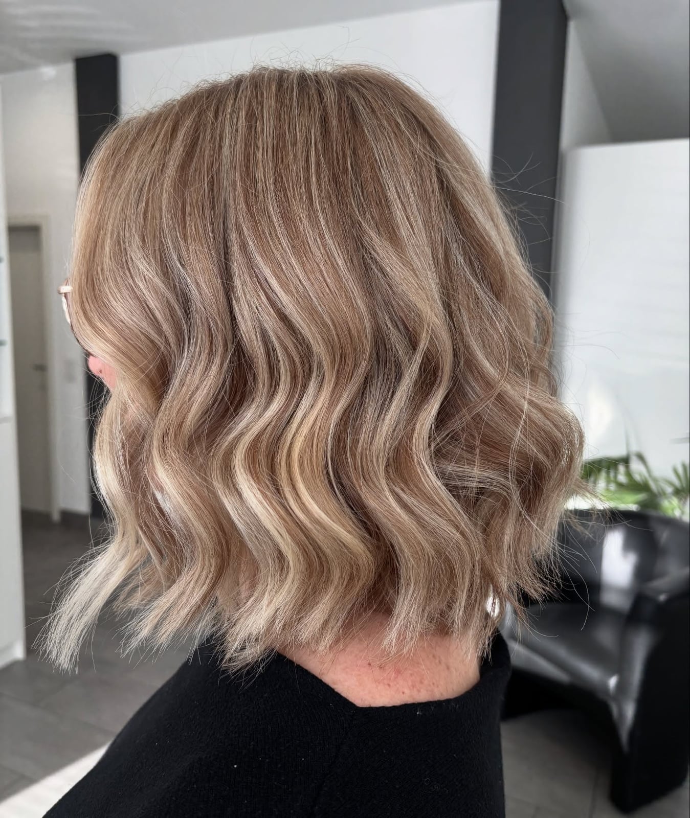 Chin Length Wavy Bob With Beige Tone Chin Length Wavy Bob With Beige Tone — Classy Beige Highlights