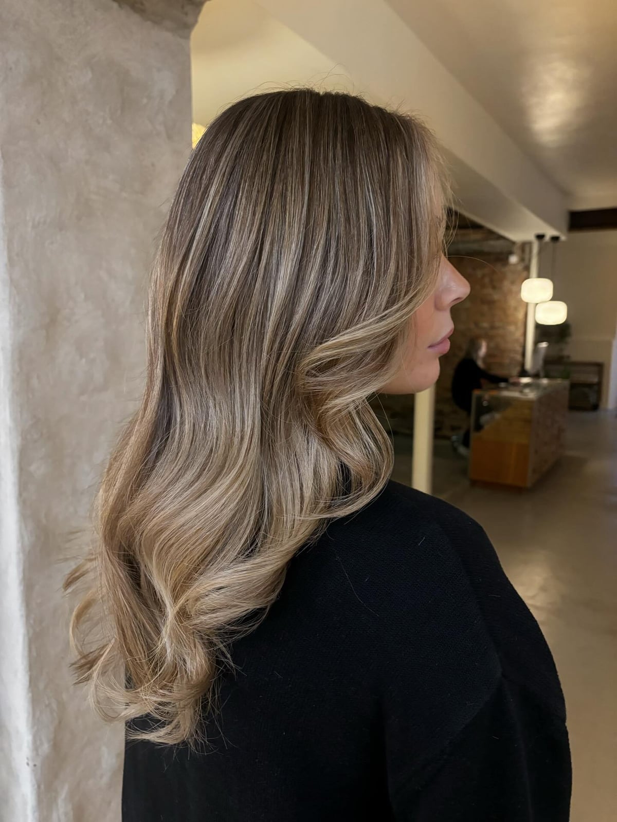 Collarbone Fine Wavy Hair With Seamless Highlights, Layers Collarbone Fine Wavy Hair With Seamless Highlights, Layers — Classy Beige Highlights
