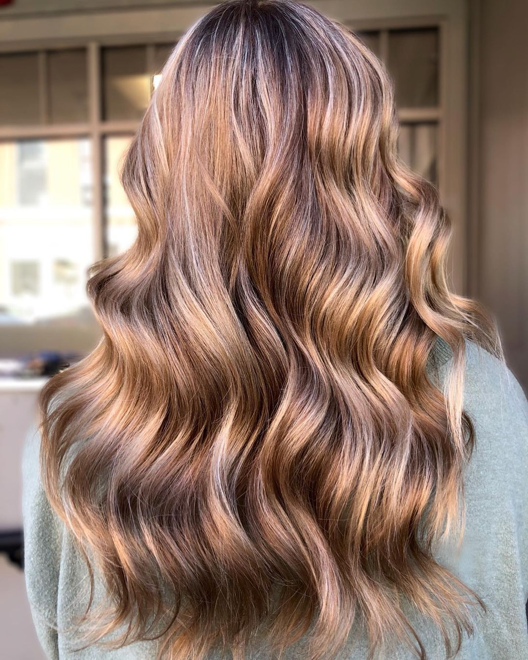 Mid-Back Brown With Beige and Blonde Highlights, Wavy Mid-Back Brown With Beige and Blonde Highlights, Wavy — Classy Beige Highlights