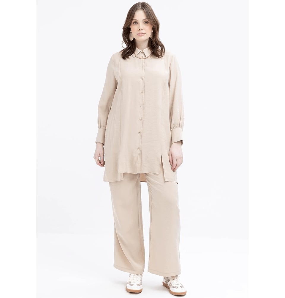 Beige Wide-Leg Pants with Oversized Tunic and Sneakers, Close-Up Take — Classy Beige Pants Outfits