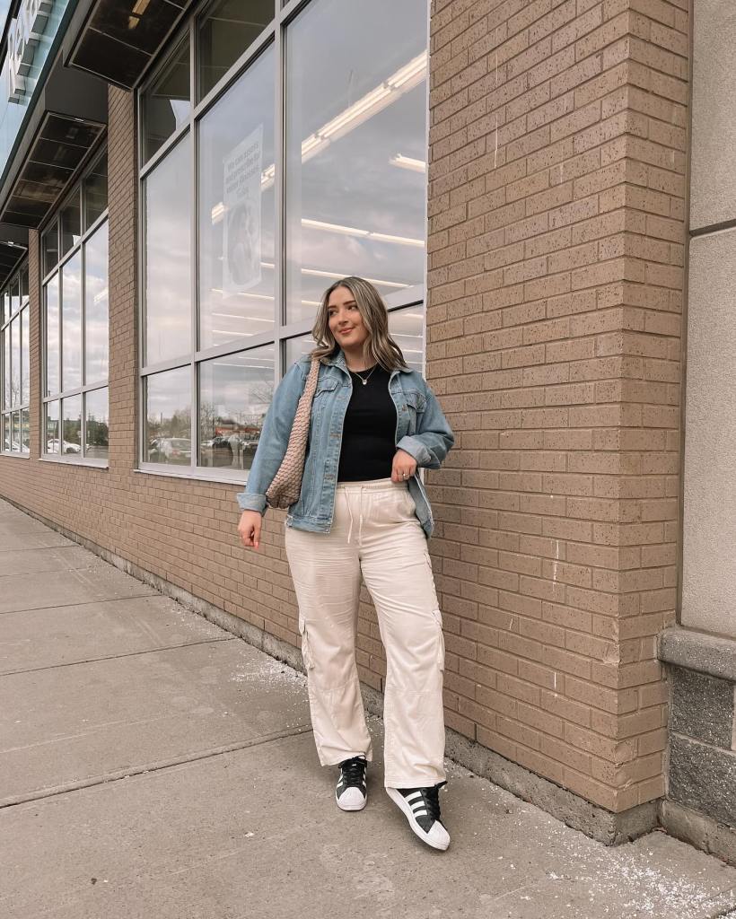 Beige Cargo Pants with Black Top and Denim Jacket — Classy Beige Pants Outfits