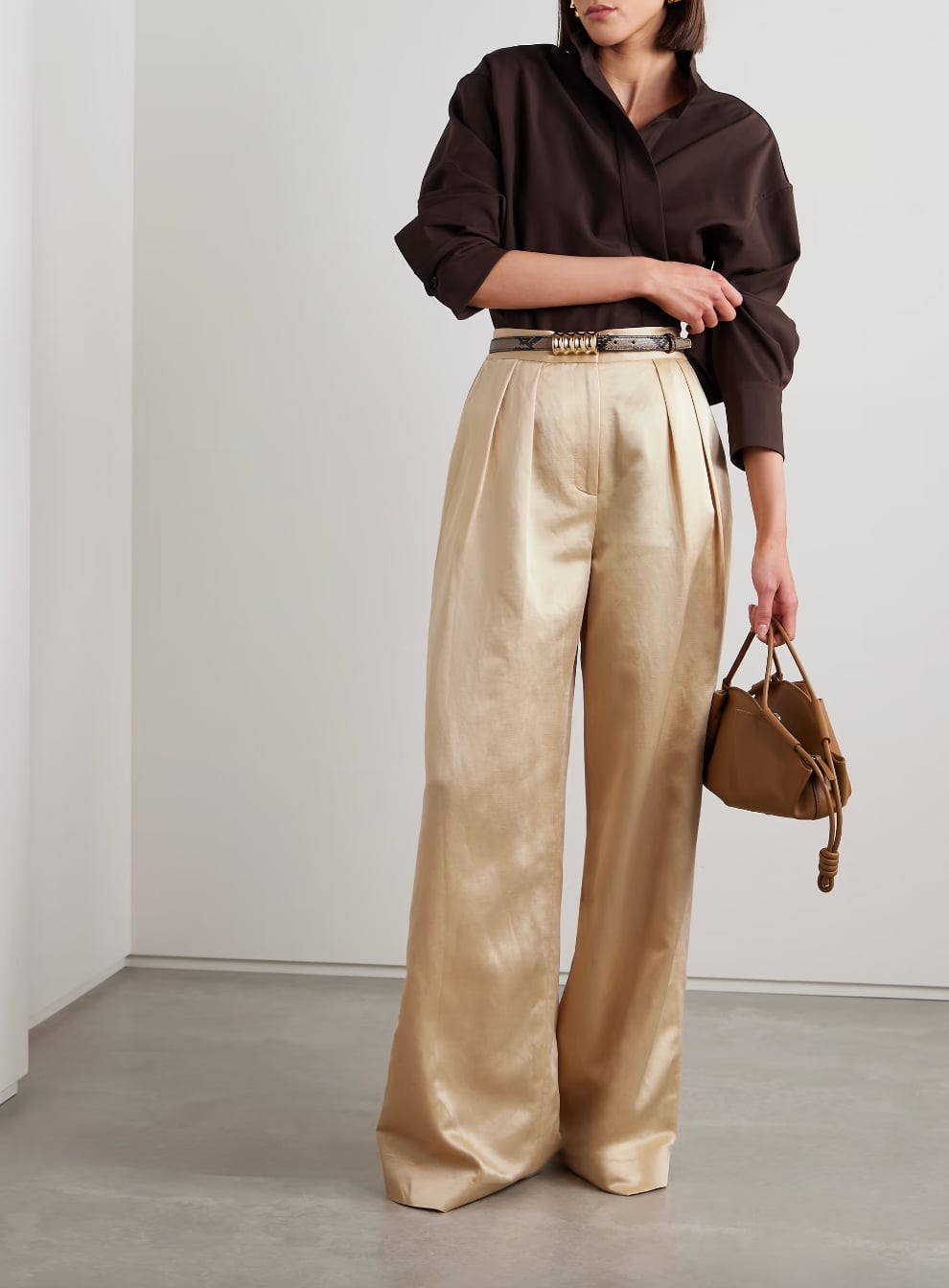 Fluid Beige Trousers with a Brown Oversized Shirt — Classy Beige Pants Outfits