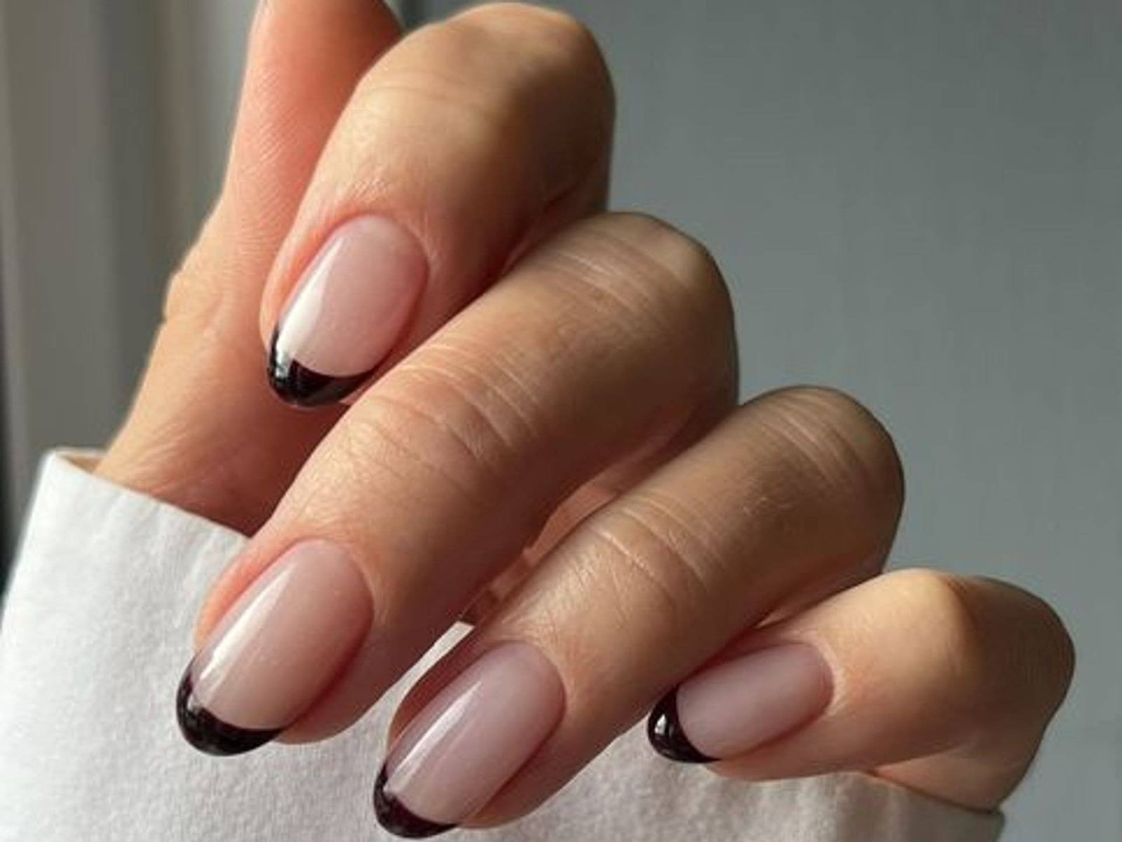 Short Oval With Clean Black French Tip Short Oval With Clean Black French Tip — Classy Black French Tip Nails
