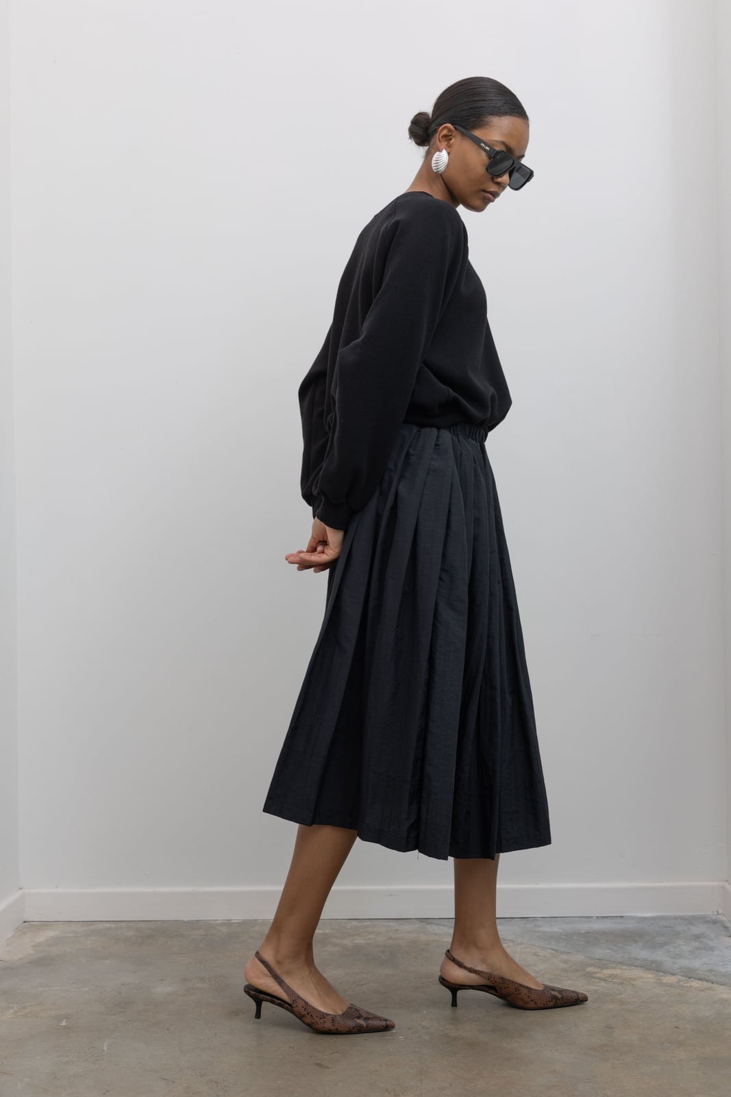 Black Pleated Midi Skirt With Crewneck Sweatshirt and Textured Fabric — Classy Black Midi Skirt Outfit