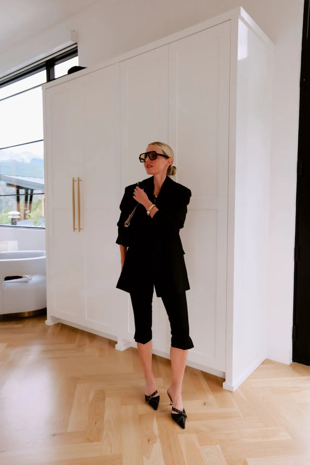 Cropped Capri Pants with Oversized Blazer Cropped Capri Pants with Oversized Blazer — Classy Black Pants Outfits