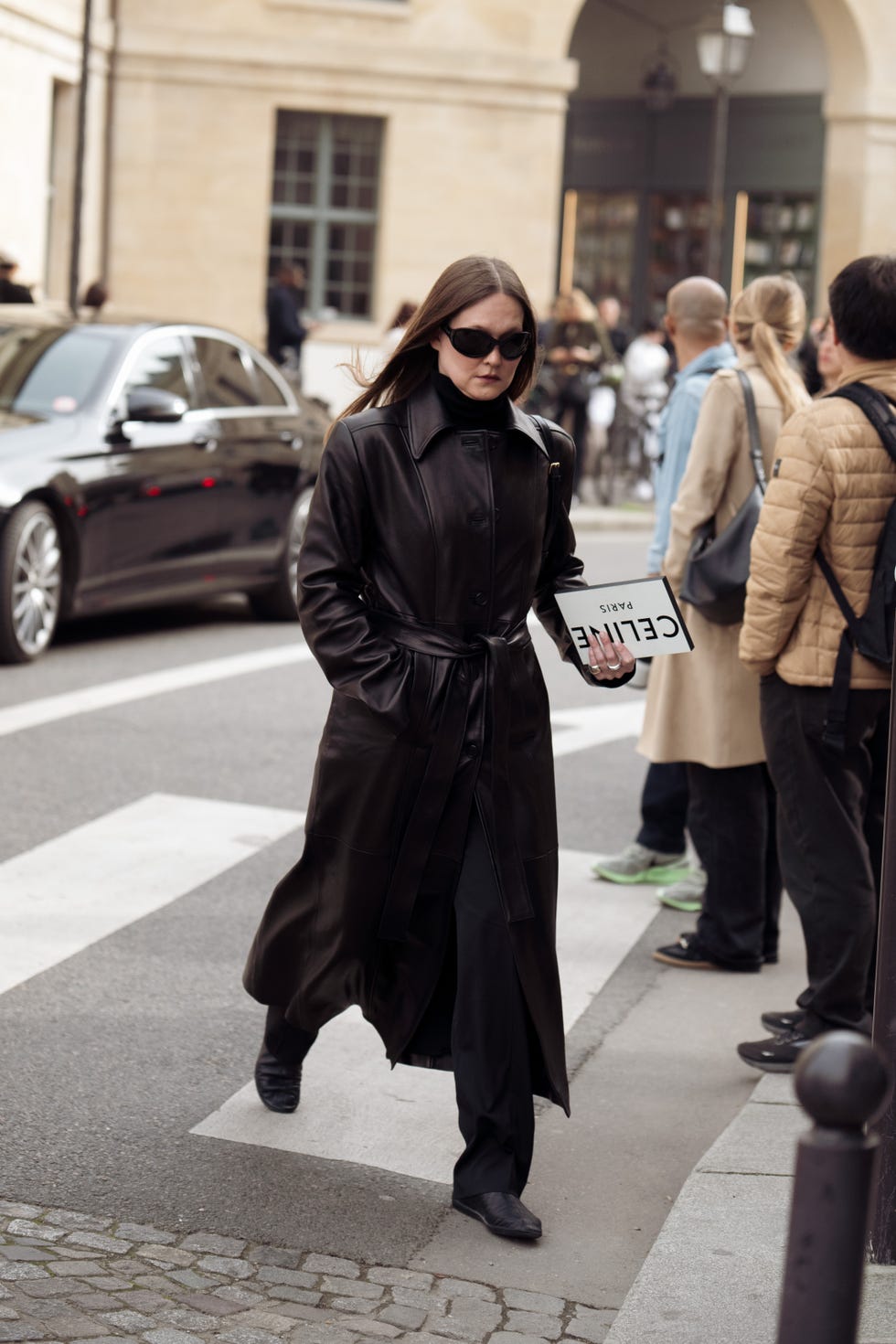 Monochromatic Leather Trench Coat Outfit With Black Pointed Toe Boots — Classy Black Trench Coat Outfit