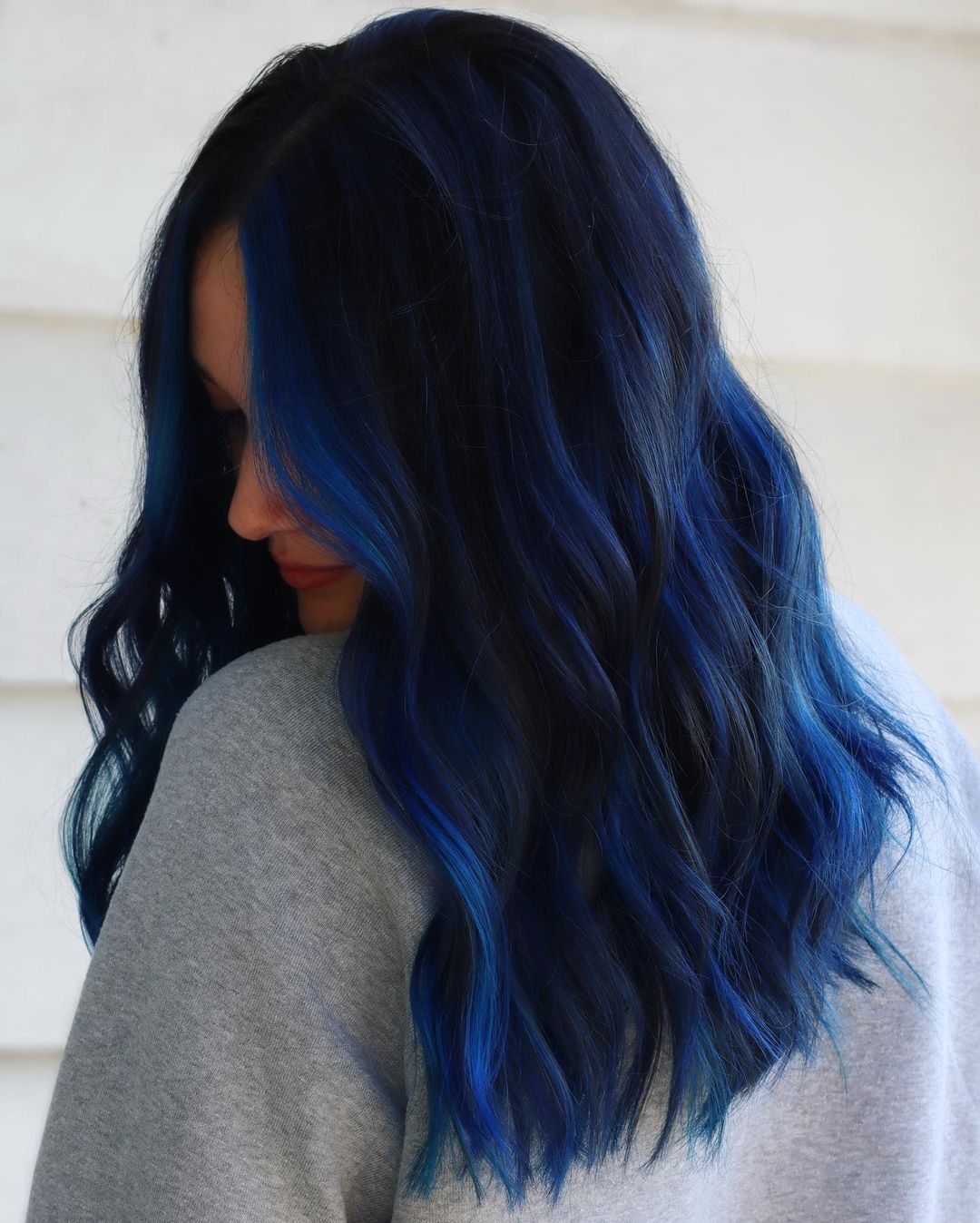 Collarbone Layered Hair With Bright Blue Highlights — Classy Blue Highlights