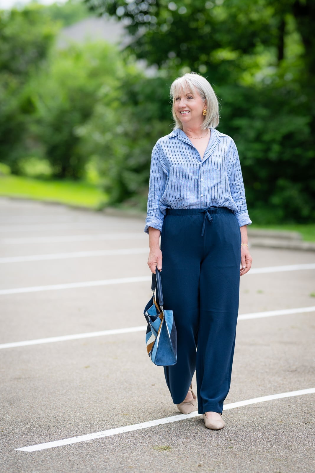 Casual Navy Linen Wide-Leg Trousers With Flat Shoes — Classy Blue Pants Outfits