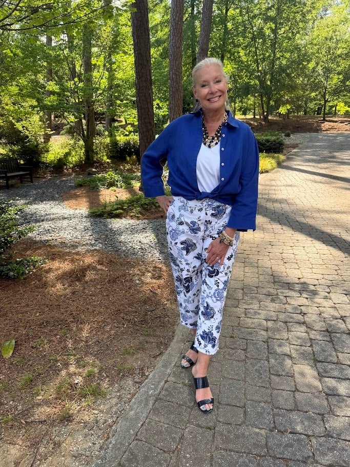 Royal Blue Linen Shirt Tied Over White T-shirt and Printed Pants Royal Blue Linen Shirt Tied Over White T-shirt and Printed Pants — Classy Blue Top Outfits