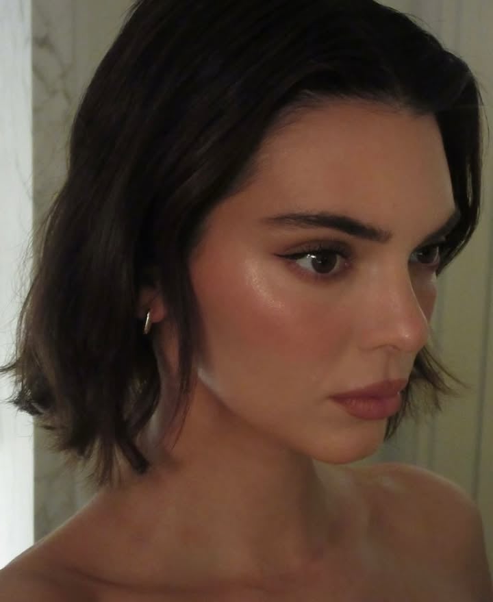 Collarbone Bob With Soft Waves And Side Parting Collarbone Bob With Soft Waves And Side Parting — Classy Bob for Fine Hair