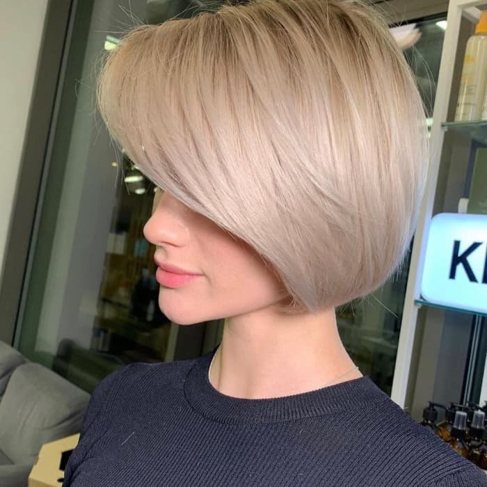 Asymmetrical Ash Blonde Bob With Side-Swept Bangs Asymmetrical Ash Blonde Bob With Side-Swept Bangs — Classy Bob Haircuts