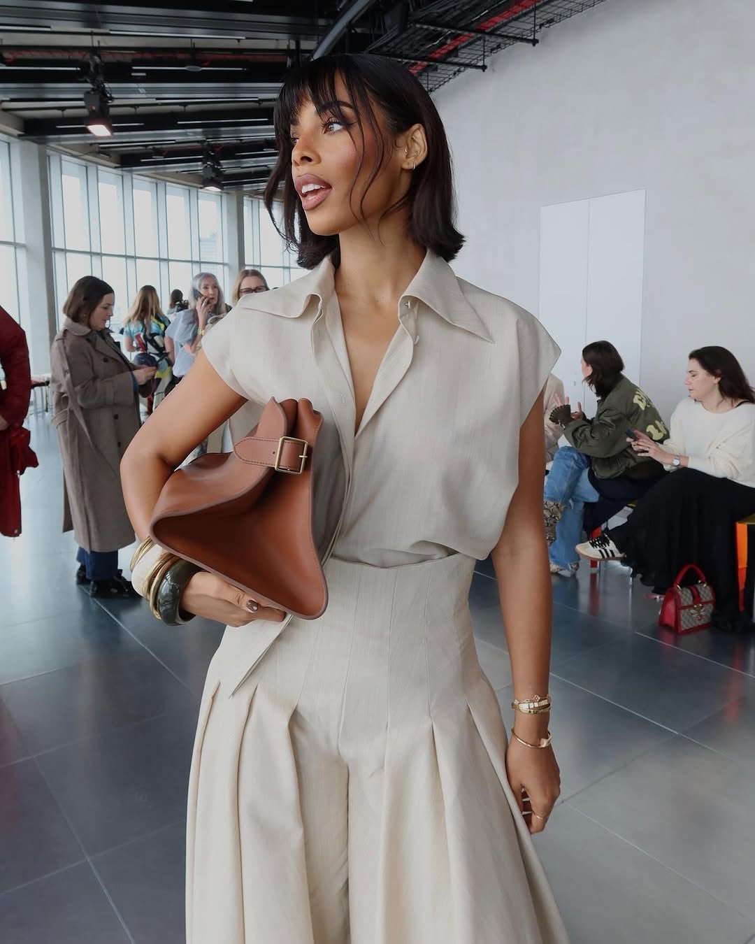 Collarbone Bob With Wavy Fine Texture Collarbone Bob With Wavy Fine Texture — Classy Bob with Curtain Bangs