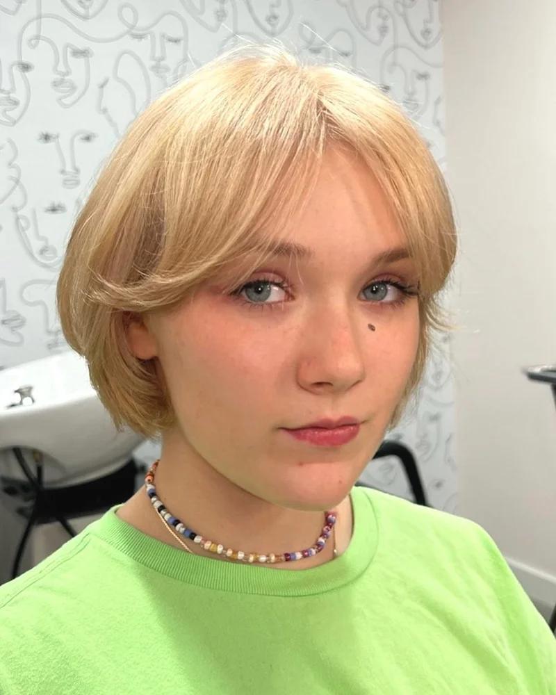 Light Blonde Bob With Natural Wavy Texture Light Blonde Bob With Natural Wavy Texture — Classy Bob with Curtain Bangs