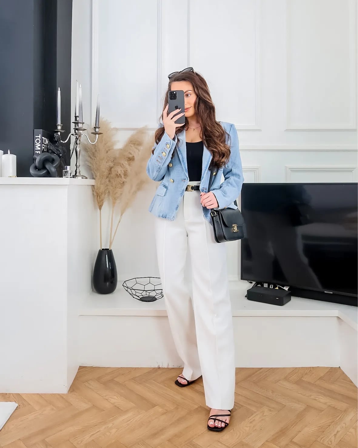 Sleeveless Bodysuit with Denim Blazer and White Trousers Sleeveless Bodysuit with Denim Blazer and White Trousers — Classy Bodysuit Outfits