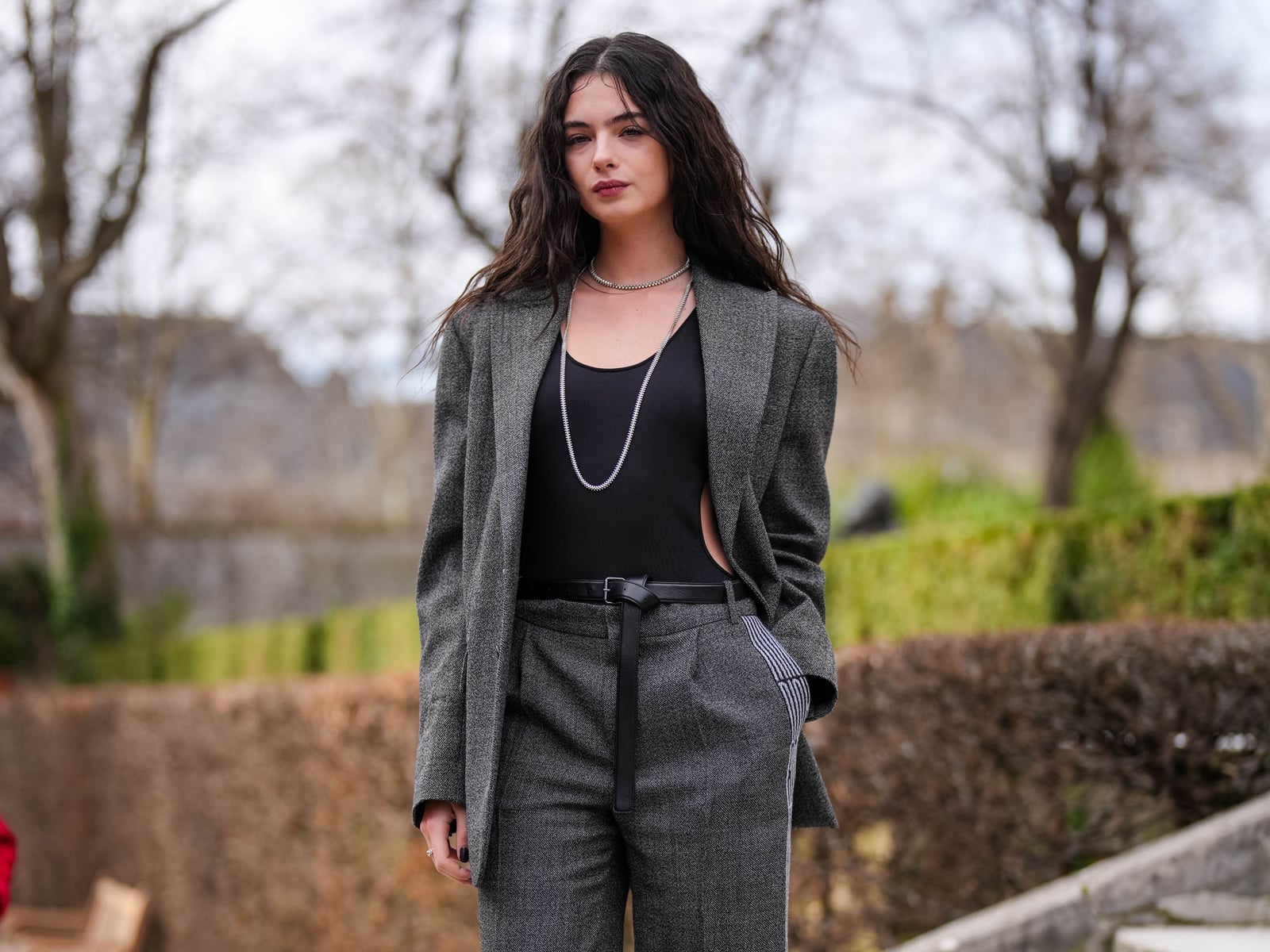 Sleeveless Bodysuit with Oversized Gray Blazer and Tailored Pants Sleeveless Bodysuit with Oversized Gray Blazer and Tailored Pants — Classy Bodysuit Outfits