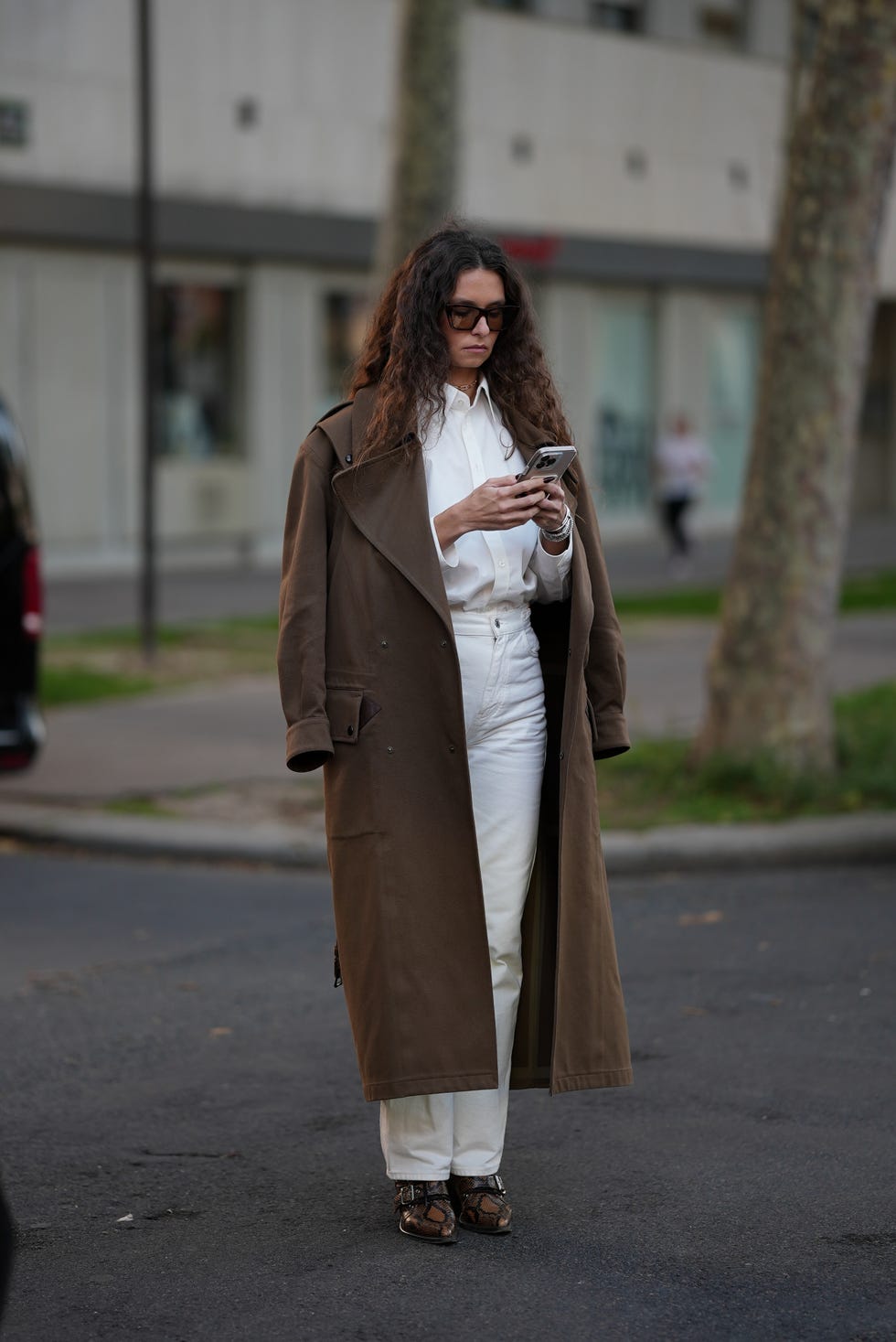 White Straight Leg Jeans with a Button-Down and Brown Trench White Straight Leg Jeans with a Button-Down and Brown Trench — Classy Boots Outfit Jeans