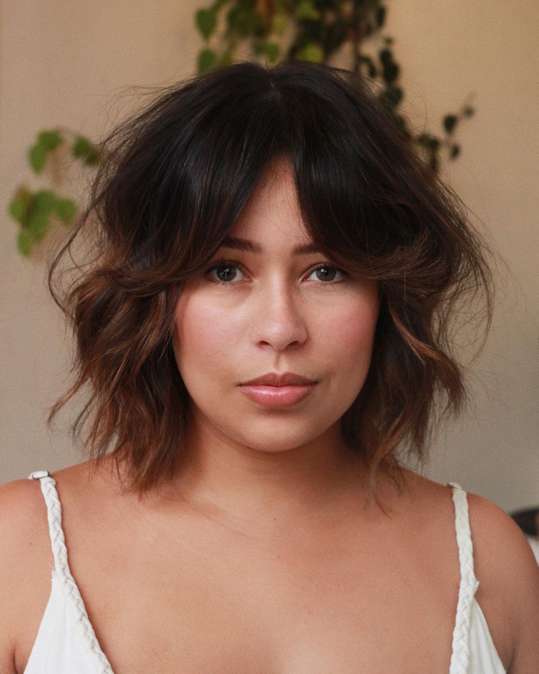 Collarbone Shag Bob With Bottleneck Bangs Collarbone Shag Bob With Bottleneck Bangs — Classy Bottleneck Bangs