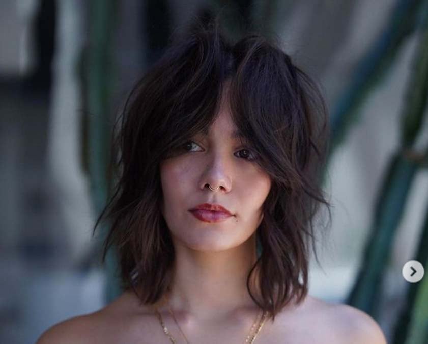 Collarbone Shag With Bottleneck Bangs Collarbone Shag With Bottleneck Bangs — Classy Bottleneck Bangs