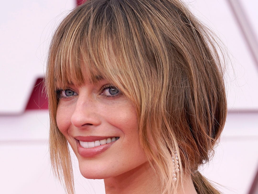 Collarbone Blowout With Honey Blonde Curtain Bangs Collarbone Blowout With Honey Blonde Curtain Bangs — Classy Bottleneck Bangs