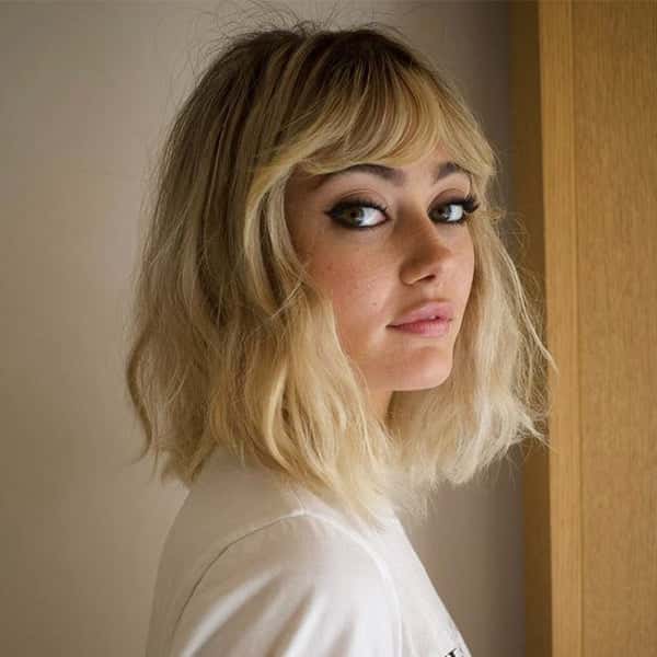 Collarbone Straight Bob With Feathered Bangs Collarbone Straight Bob With Feathered Bangs — Classy Bottleneck Bangs