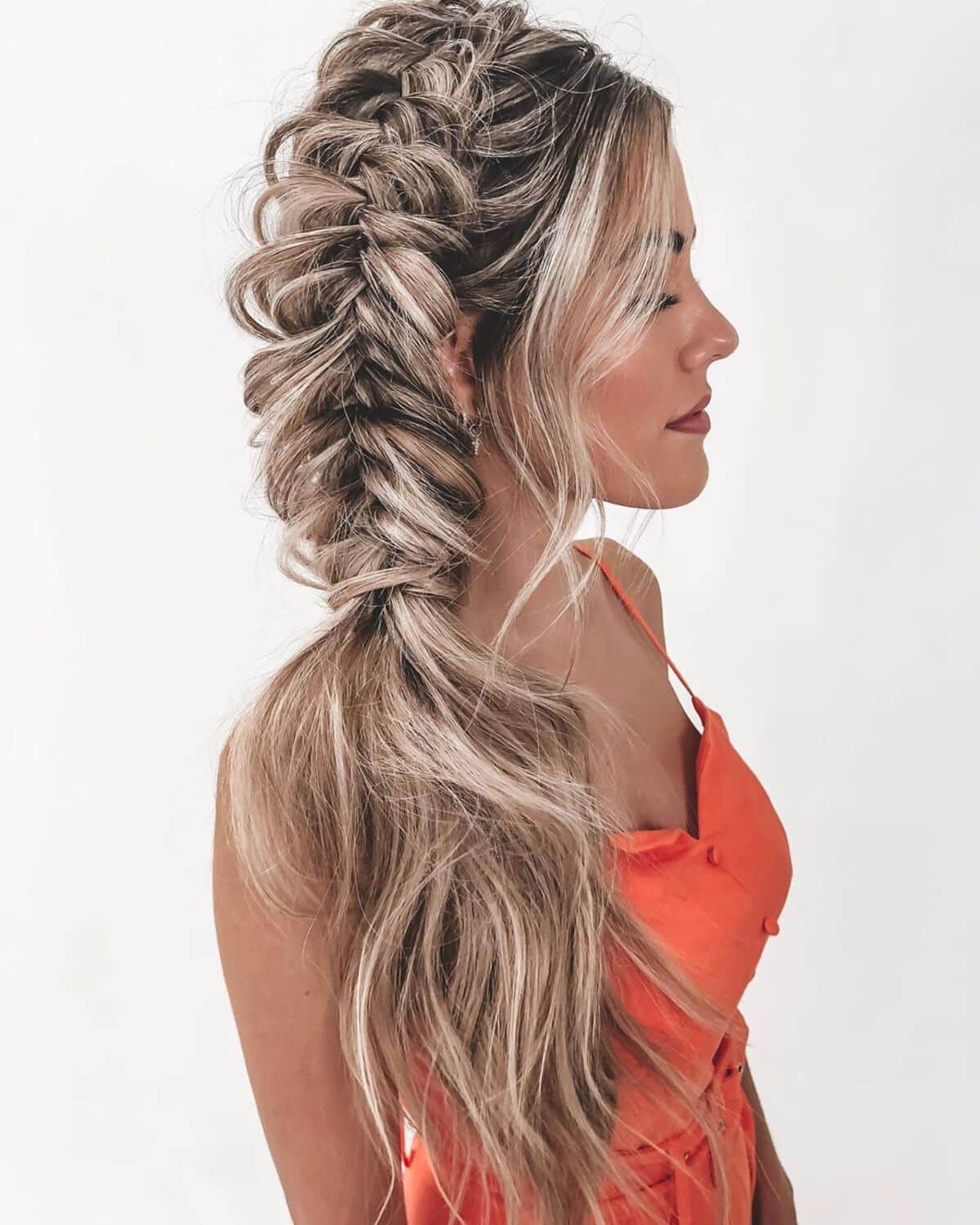 Voluminous Fishtail Braid With Face-Framing Strands Voluminous Fishtail Braid With Face-Framing Strands — Classy Braids to the Side