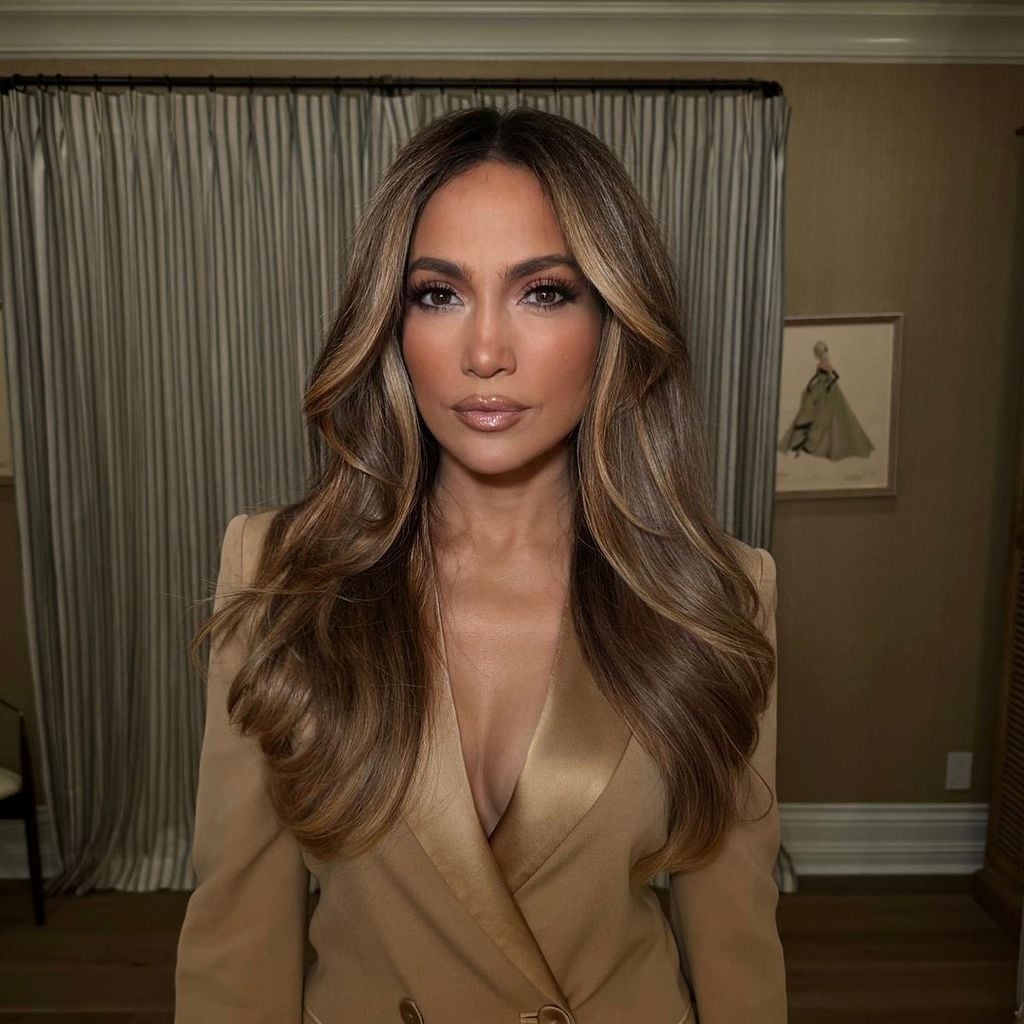 Collarbone Bronde Balayage With Curtain Bangs — Classy Bronde Balayage