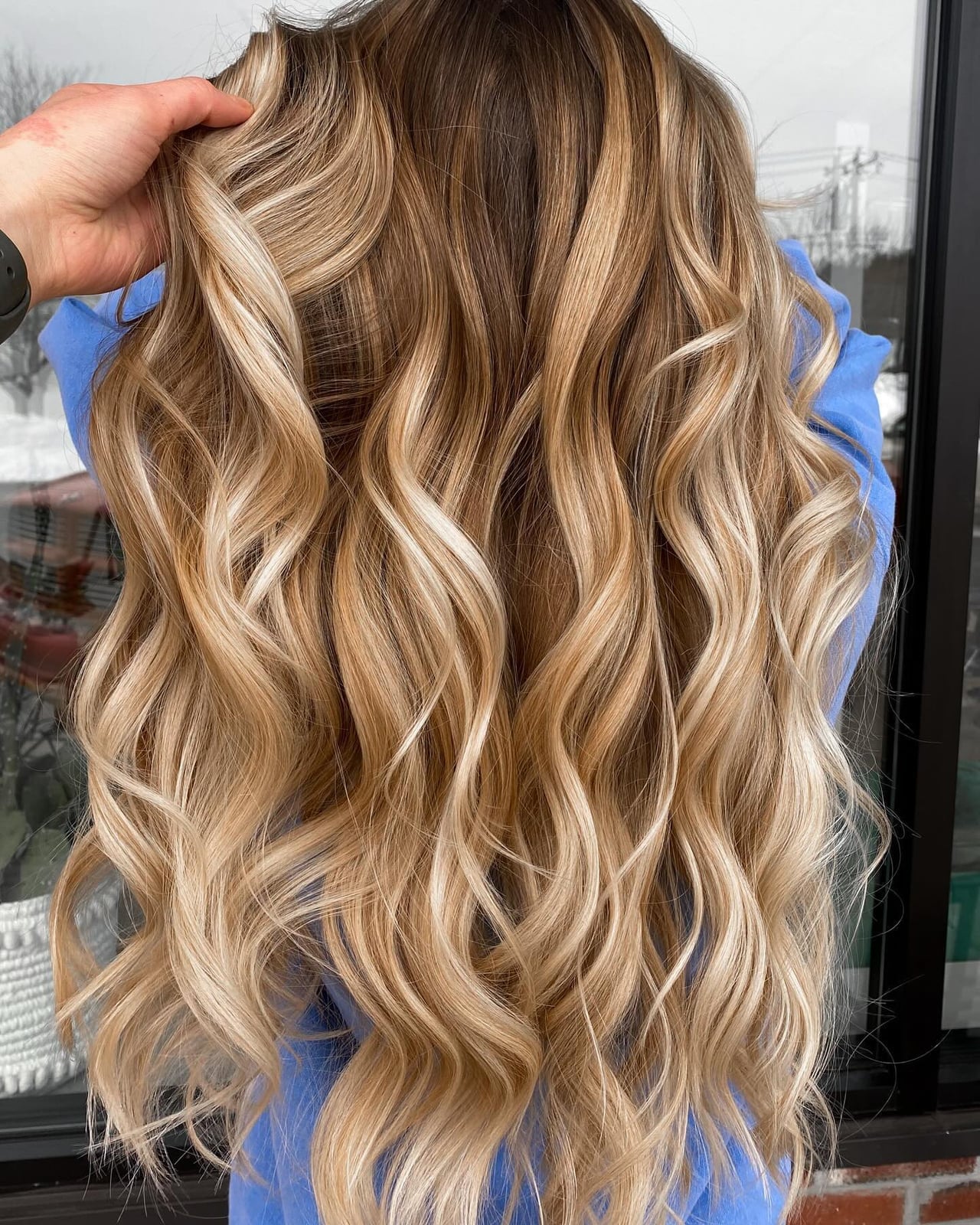 Mid-Back Bronde Balayage With Face-Framing Layers, Close-Up Take — Classy Bronde Balayage