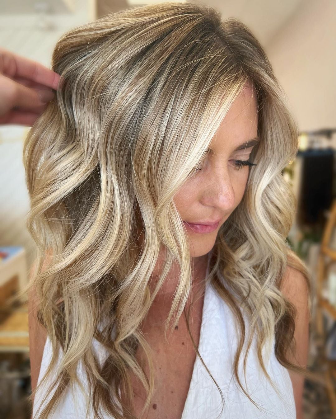 Mid-Back Blonde Balayage With Bright Highlights, Close-Up Take — Classy Bronde Balayage