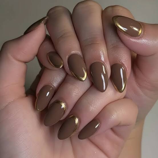Light Brown Almond Nails with Gold Outline Light Brown Almond Nails with Gold Outline — Classy Brown Almond Nails
