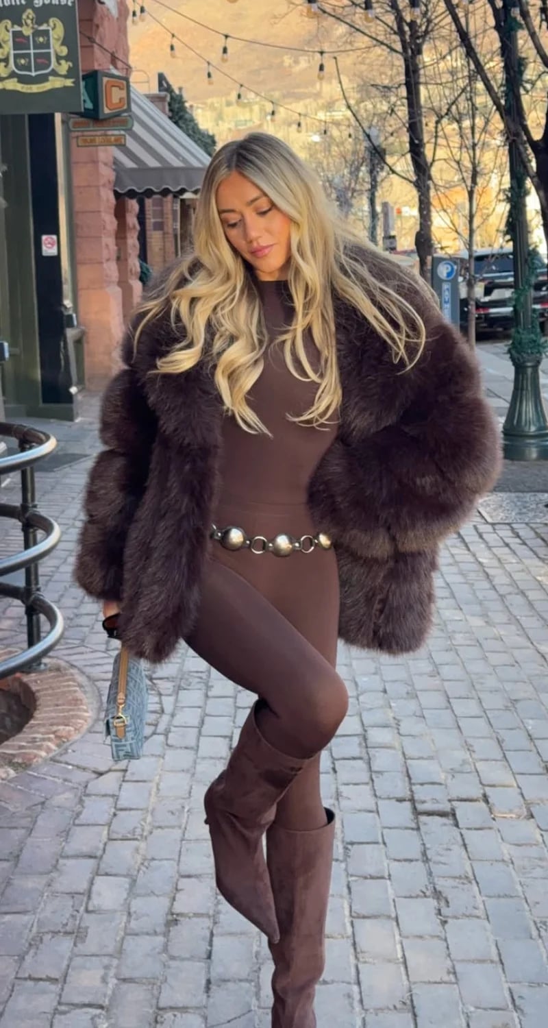 19 Brown Tights Outfits That Look Stylish in Every Season