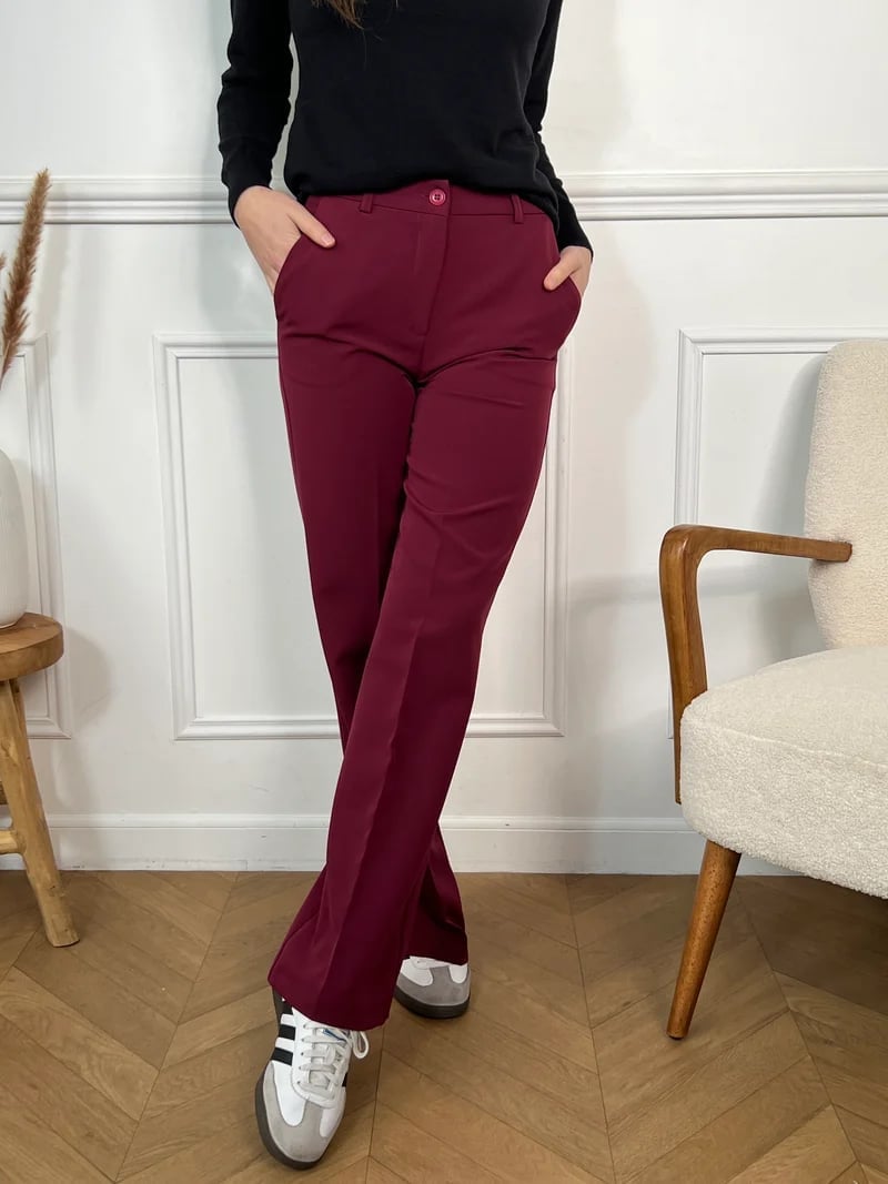 High-Waisted Burgundy Twill Trousers With Sneakers High-Waisted Burgundy Twill Trousers With Sneakers — Classy Burgundy Pants Outfits