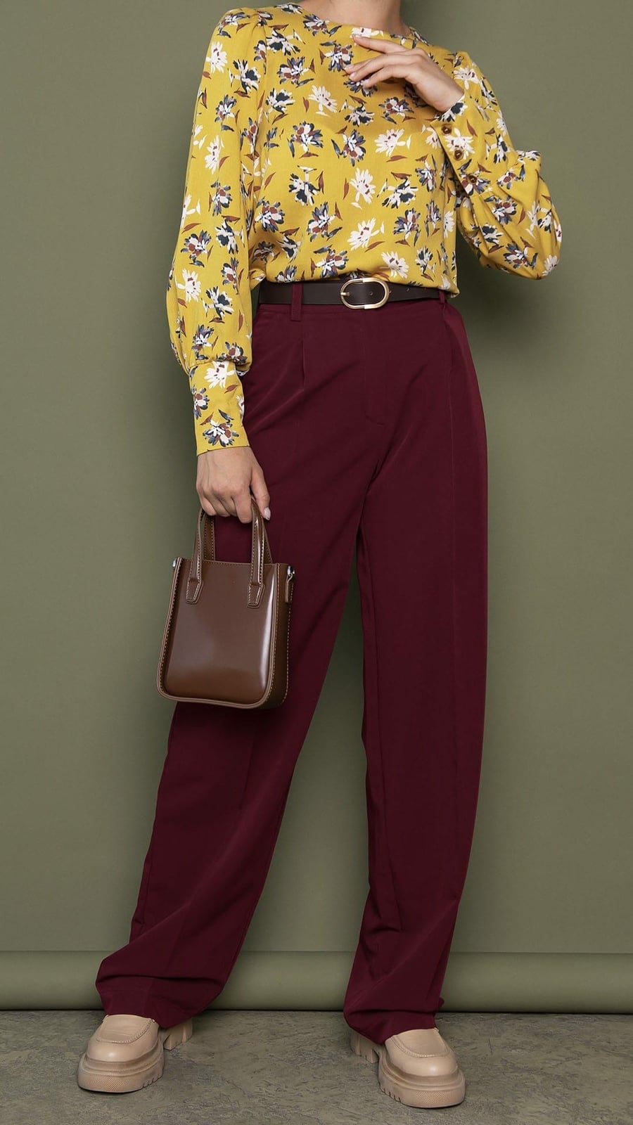 Burgundy Wide-Leg Trousers With Yellow Floral Blouse Burgundy Wide-Leg Trousers With Yellow Floral Blouse — Classy Burgundy Pants Outfits