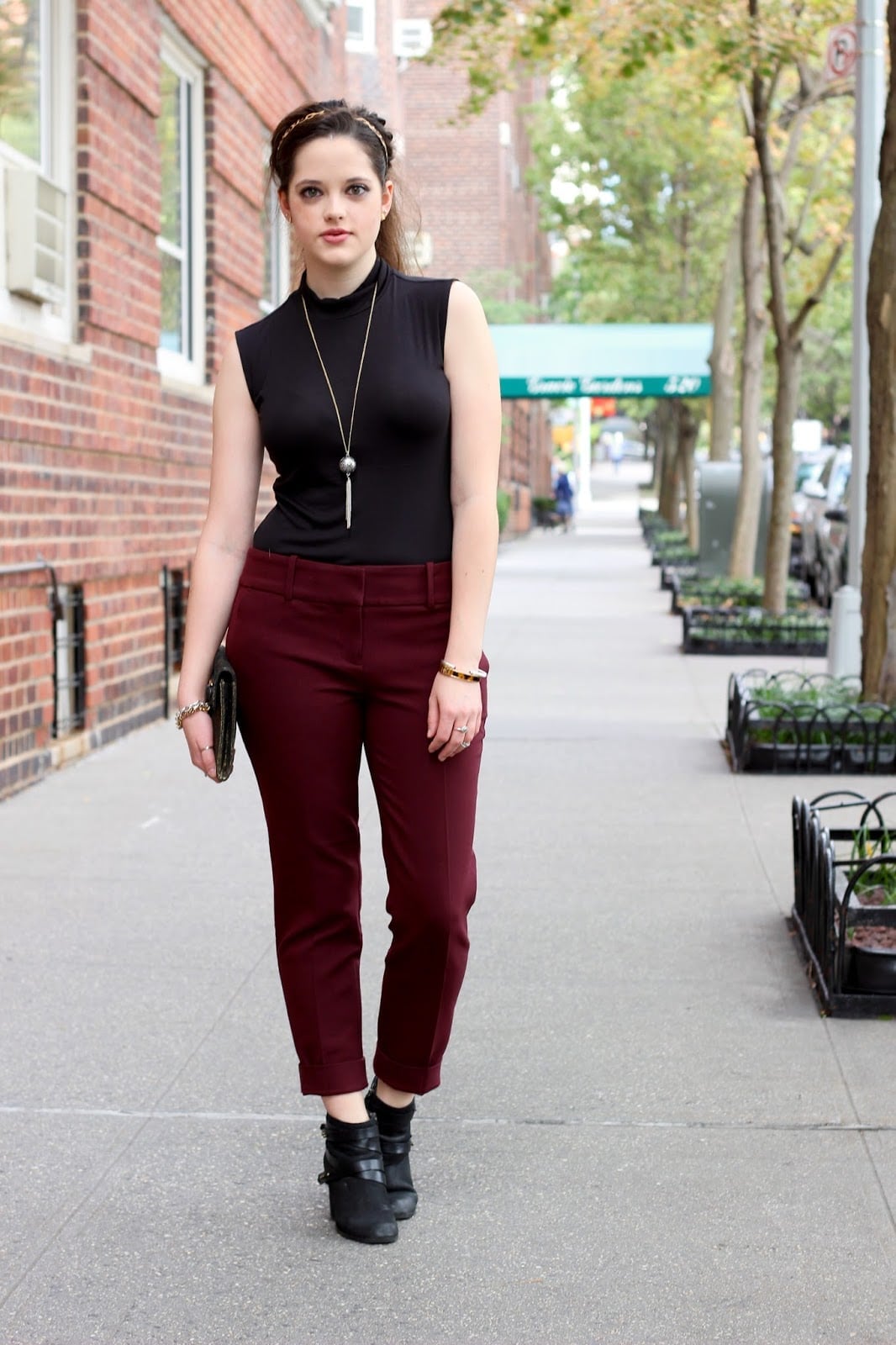 High-Waisted Burgundy Pants With Black Turtleneck High-Waisted Burgundy Pants With Black Turtleneck — Classy Burgundy Pants Outfits