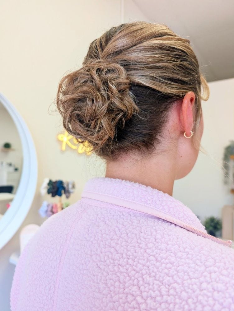 Messy Updo With Loose Curls And Blonde Highlights Messy Updo With Loose Curls And Blonde Highlights — Classy Casual Updo