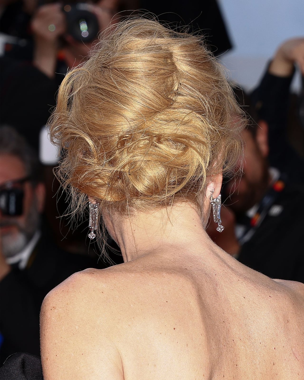 Loose Textured Knot With Blonde Wavy Hair Loose Textured Knot With Blonde Wavy Hair — Classy Casual Updo