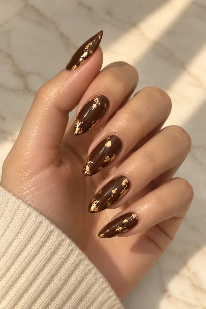 Glossy Chocolate Brown Almond Nails with Gold Foil, миндаль Glossy Chocolate Brown Almond Nails with Gold Foil, миндаль — Classy Chocolate Nails