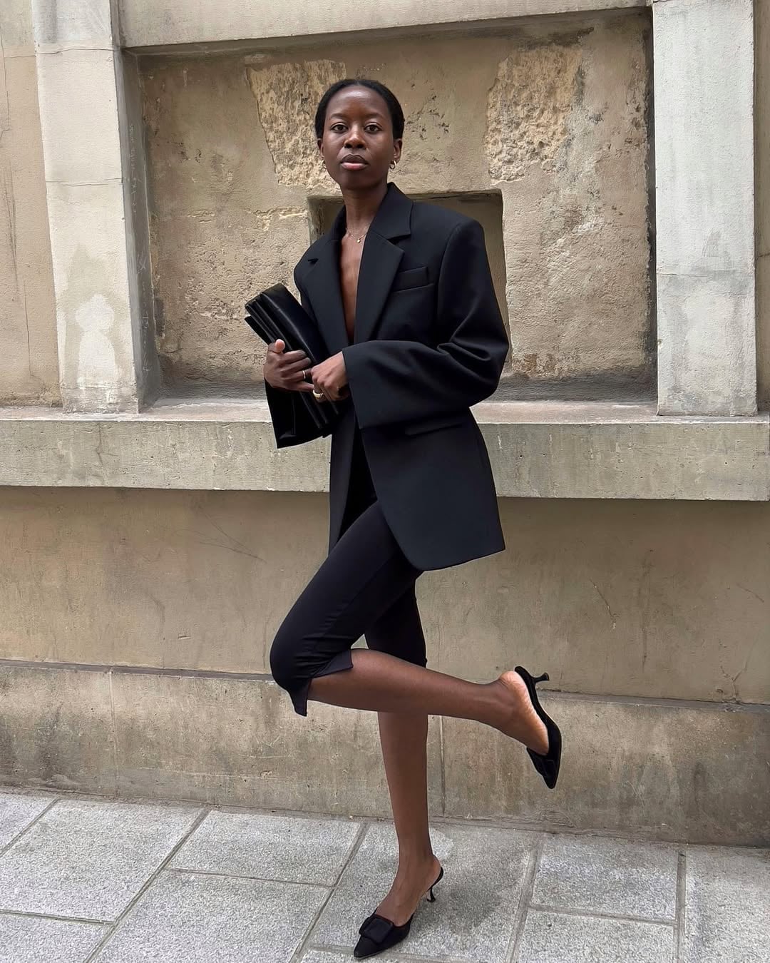 Oversized Black Blazer with Leggings for a Modern Vibe Oversized Black Blazer with Leggings for a Modern Vibe — Classy Concert Outfits Black Women