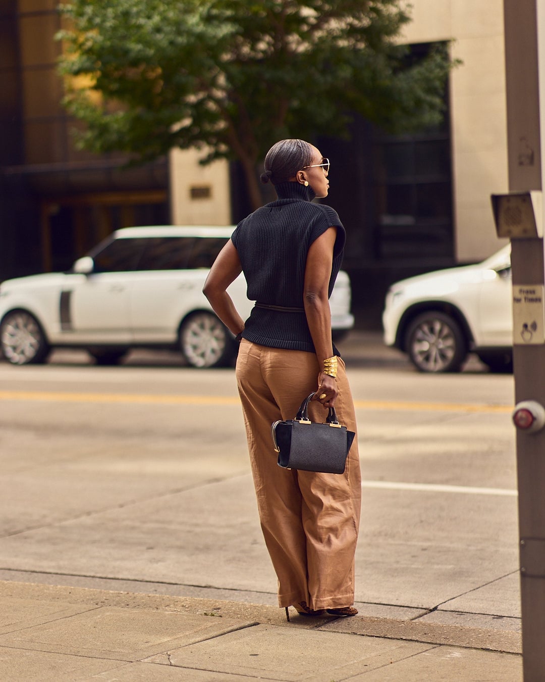 Black Sleeveless Turtleneck with Tan Wide-Leg Trousers Black Sleeveless Turtleneck with Tan Wide-Leg Trousers — Classy Concert Outfits Black Women