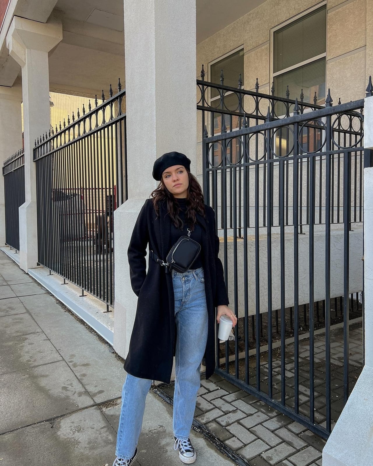 Monochrome Black Outfit with Light Blue Jeans — Classy Converse Outfits Black