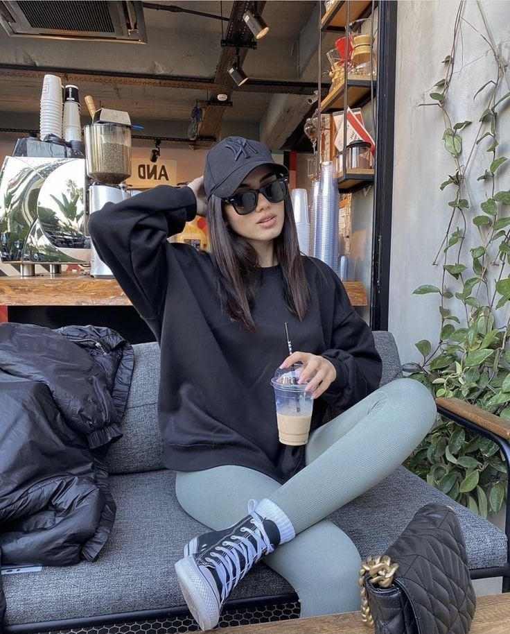 Crewneck Sweatshirt and Leggings with Converse — Classy Converse Outfits Black