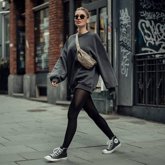 Oversized Sweatshirt and Tights with Converse and Beige Crossbody Bag — Classy Converse Outfits Black