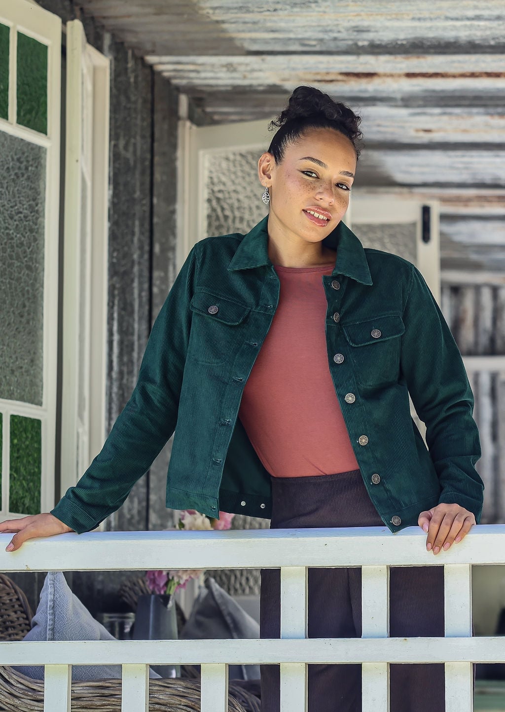 Oversized Dark Green Corduroy Jacket With Rust T-Shirt Oversized Dark Green Corduroy Jacket With Rust T-Shirt — Classy Corduroy Jacket Outfits
