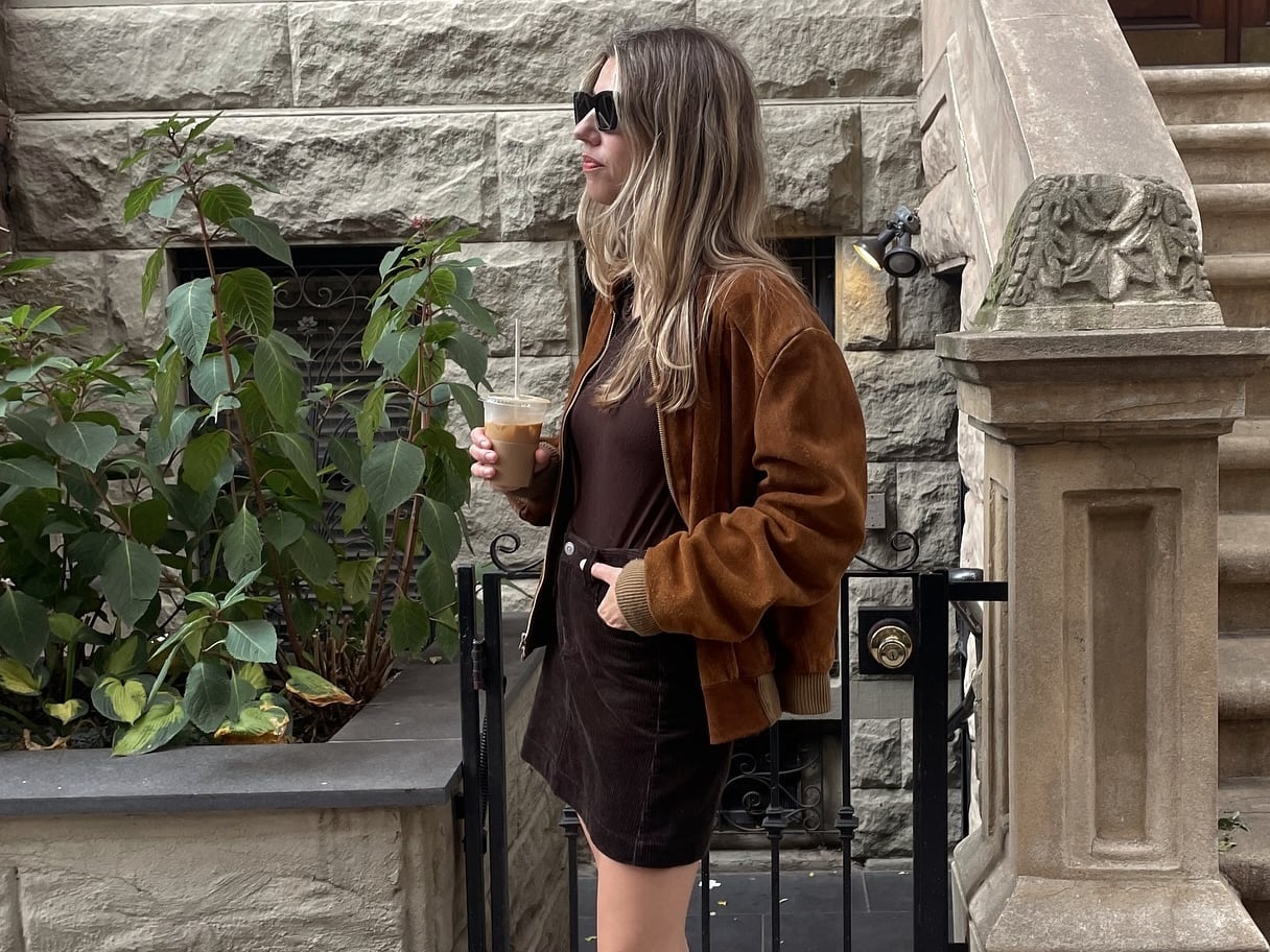 Cropped Brown Corduroy Jacket With Denim Shirt And Wide Leg Trousers Cropped Brown Corduroy Jacket With Denim Shirt And Wide Leg Trousers — Classy Corduroy Jacket Outfits