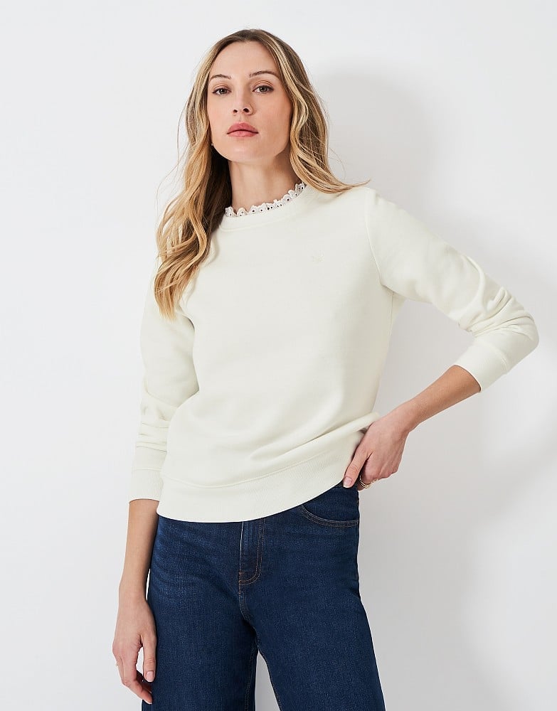 Cream Crewneck With Lace Collar And Dark Blue Jeans — Classy Crewneck Outfits